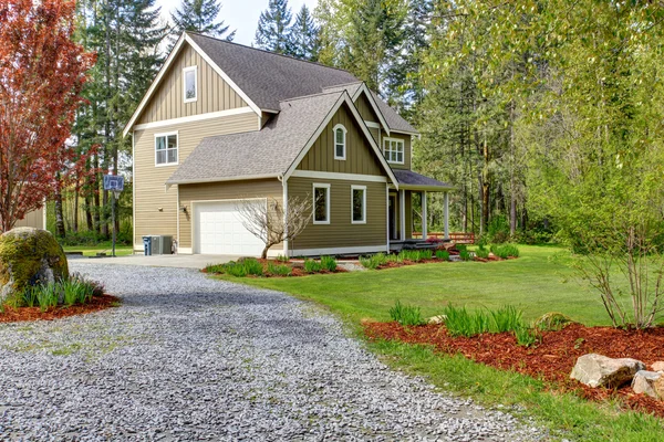 Countryside house exterior. View of entrance and gravel driveway — Stockfoto