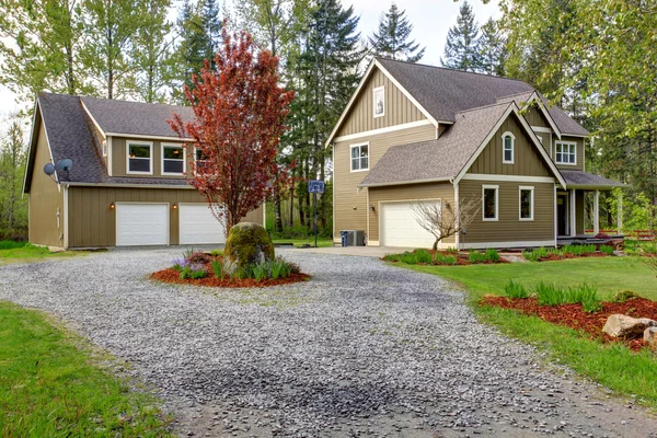 Countryside house exterior. View of entrance and gravel driveway — Stock Photo, Image