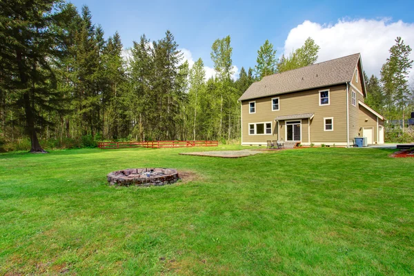 Platteland huis buitenkant met landschap. achtertuin weergave — Stockfoto