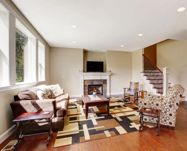 yumuşak tonları oturma odasında şömine ve tv