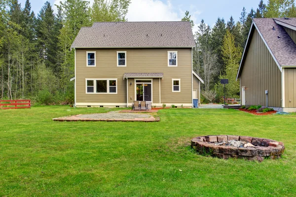 Landsbygden hus exteriör med landskap. bakgård Visa — Stockfoto