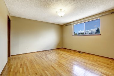 boş oda pencere ve parke zemin ile