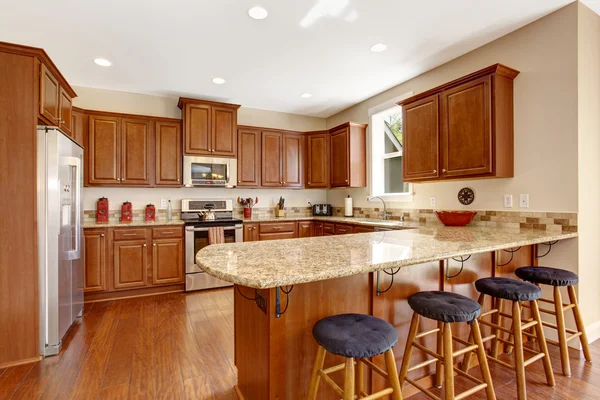 Interior kamar dapur dengan pulau dan kursi countertop — Stok Foto