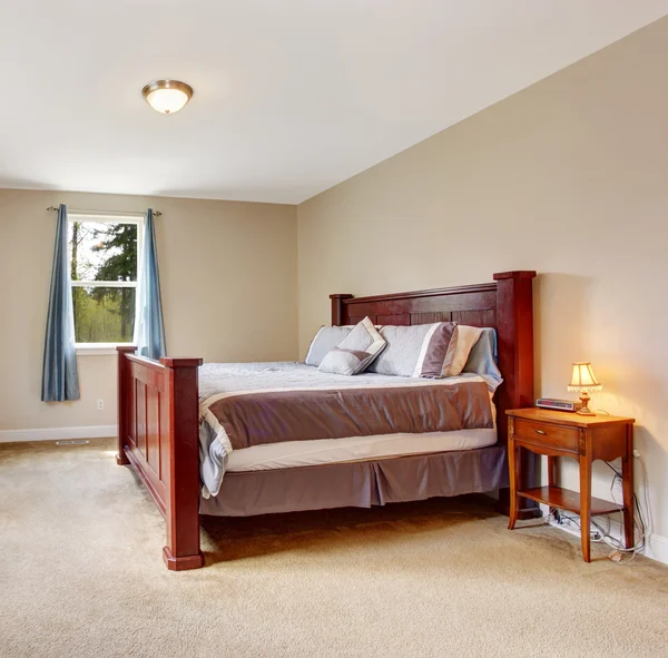 Soft ivory bedroom with big burgundy bed — Stock Photo, Image