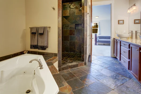 Interior del cuarto de baño moderno con azulejos ducha ajuste —  Fotos de Stock