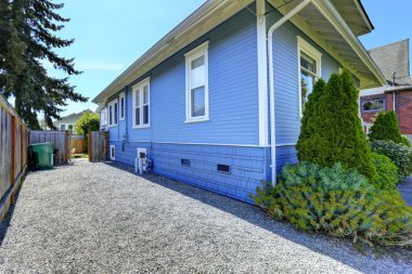 evin dış ışık mavi. çit backyard görünümünü