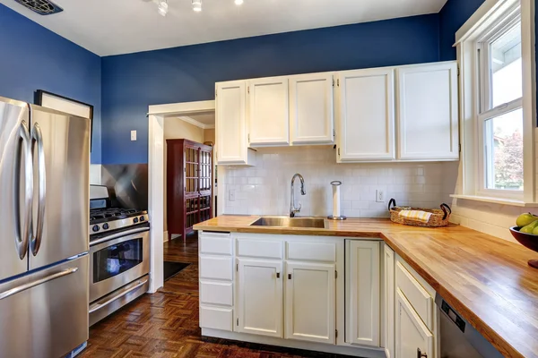 Interior da cozinha na marinha brilhante e cores brancas — Fotografia de Stock
