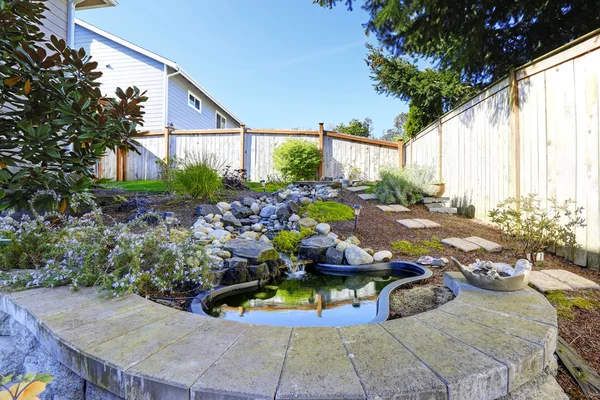 Jardin à domicile avec petit étang — Photo