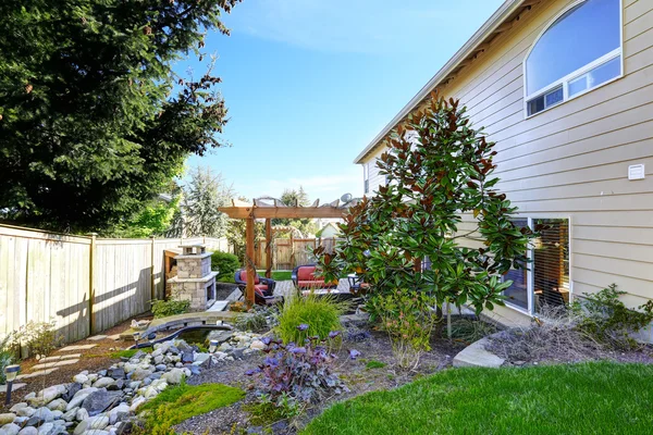 Huis tuin met terras en open haard — Stockfoto
