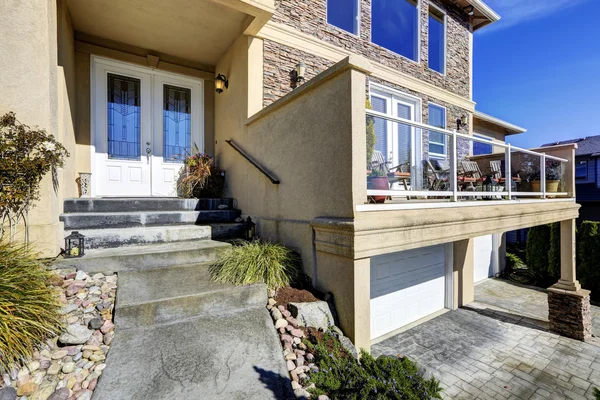 Casa exterior. Vista del porche de entrada y la cubierta de salida — Foto de Stock