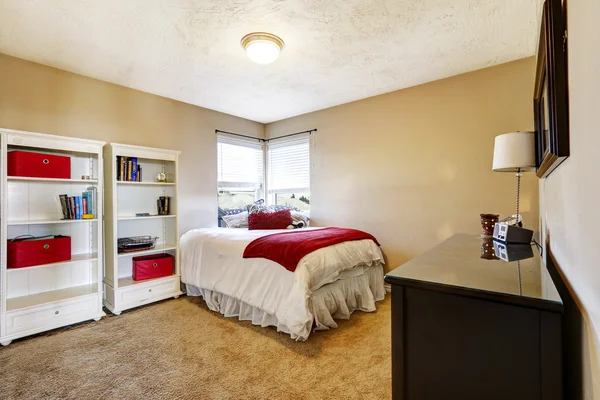 Bright bedroom with white bed and cabinets — Stock Photo, Image