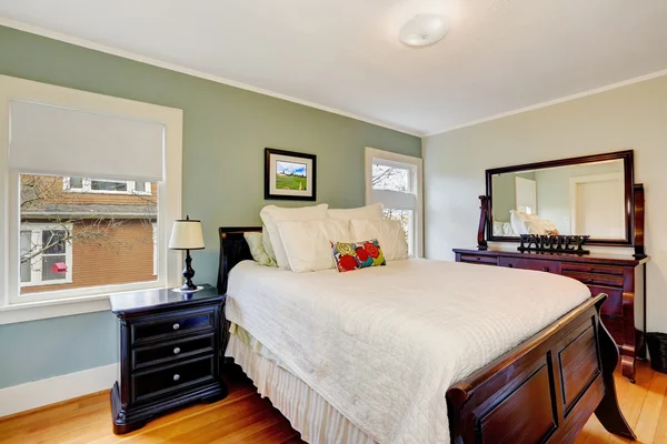 Camera da letto Aqua tone con mobili in legno — Foto Stock