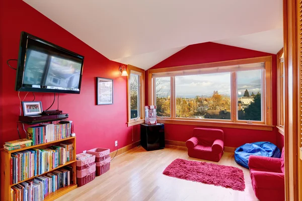 Quarto vermelho brilhante com tv — Fotografia de Stock