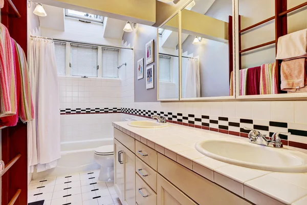 Weißes Badezimmer mit Wandverkleidung aus Fliesen — Stockfoto