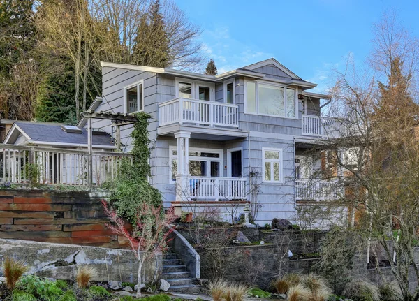 Buitenkant van het huis. weergave van ingang veranda met trappen — Stockfoto