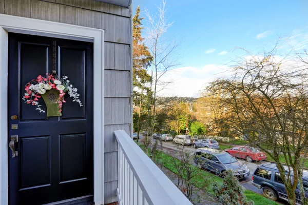 Portico d'ingresso con porta nera — Foto Stock