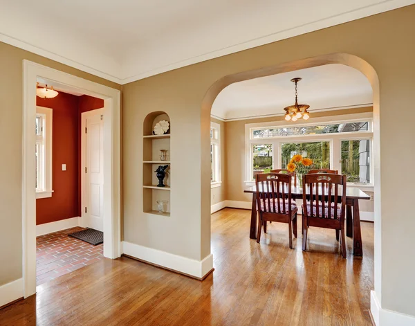 Interior de la casa. Vista del comedor hall de entrada — Foto de Stock