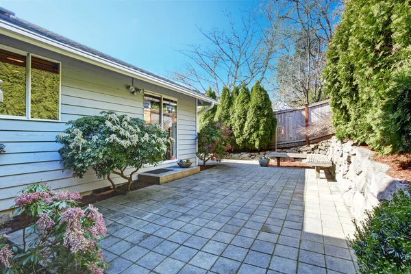 Huis achtertuin met tegelvloer — Stockfoto
