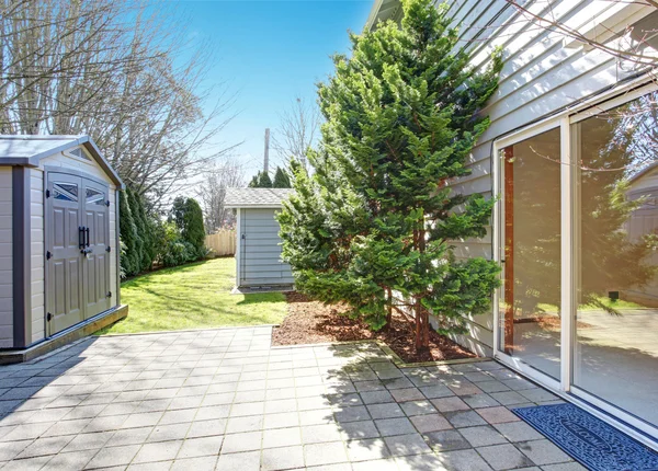 Huis achtertuin met kleine schuur — Stockfoto