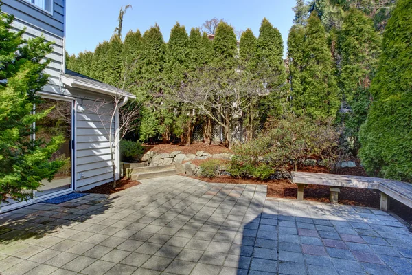 Huis achtertuin met houten dek — Stockfoto