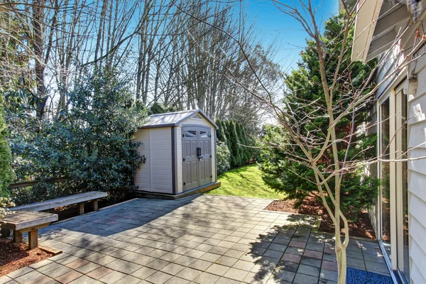 House backyard with small shed — Stock Photo, Image