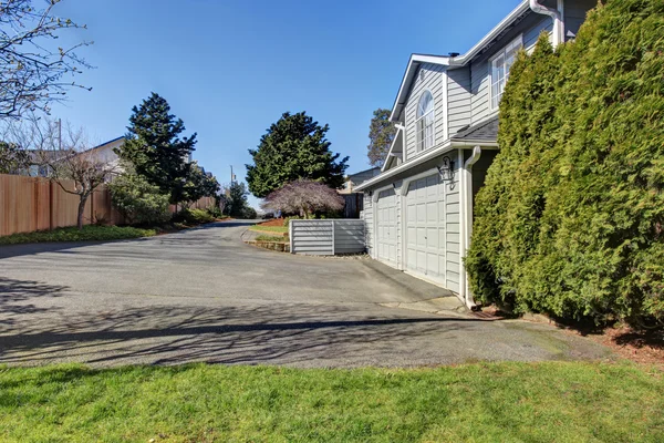 Buitenkant van het huis. garage en oprit weergave — Stockfoto