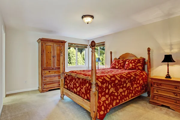 Dormitorio con cama de poste alto y armario — Foto de Stock