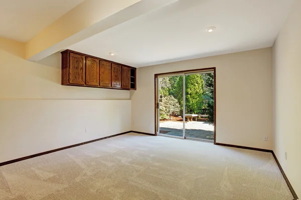 Empty room with slide door to backyard — Stock Photo, Image