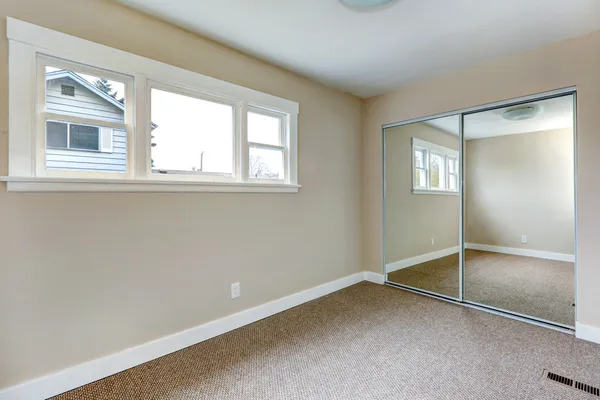 Bright empty bedroom with mirror door closet — Stock Photo, Image