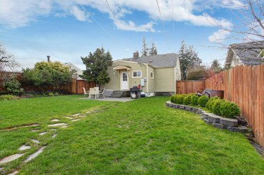 evin arka bahçesinde küçük veranda alan ile