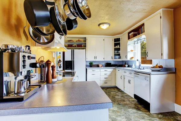 Kücheneinrichtung mit pfirsichfarbenen Wänden und khakifarbenem Linoleum — Stockfoto