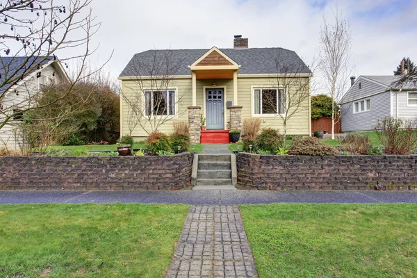 Casa exterior com paisagem — Fotografia de Stock