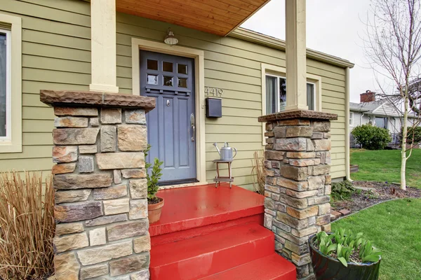 Ingang veranda met rode trappen — Stockfoto