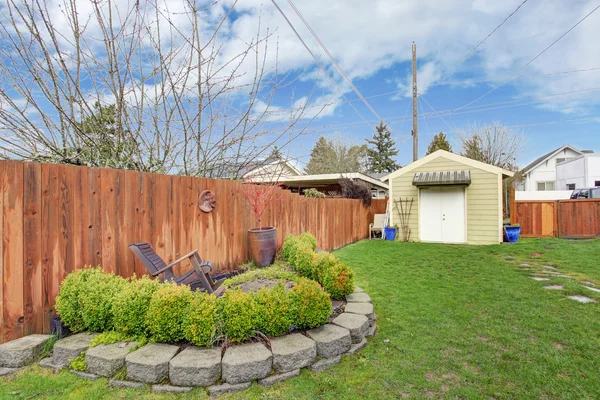 Huis achtertuin met schuur — Stockfoto