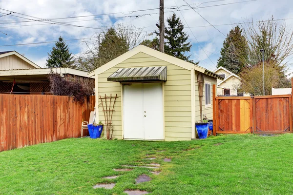 Huis achtertuin met schuur — Stockfoto