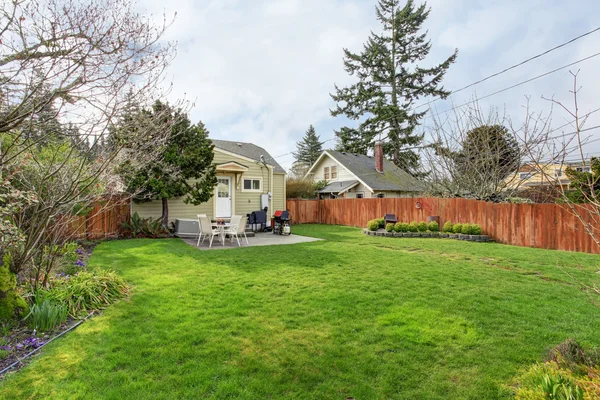 House backyard with small patio area — Stock Photo, Image