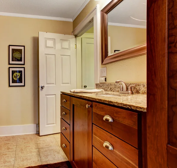 Intérieur salle de bains avec armoire supérieure en granit — Photo