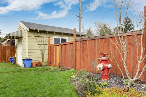 Huis achtertuin met schuur — Stockfoto