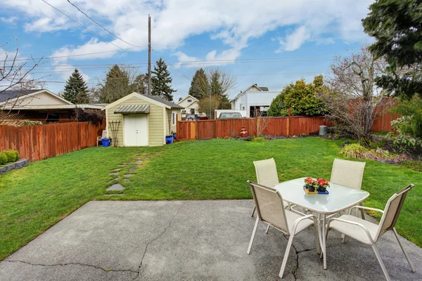 House backyard with small patio area — Stock Photo, Image