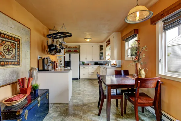 Sala de cozinha com área de jantar em casa velha — Fotografia de Stock