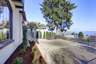 grev güverte ile beton zemin ve korkuluklar