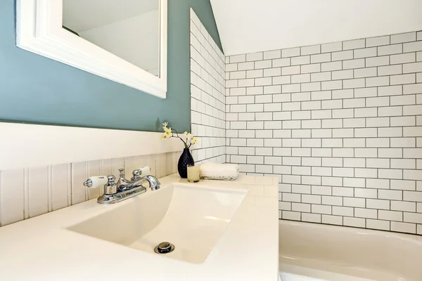 Aqua bathroom with white tile wall trim. — Stock Photo, Image