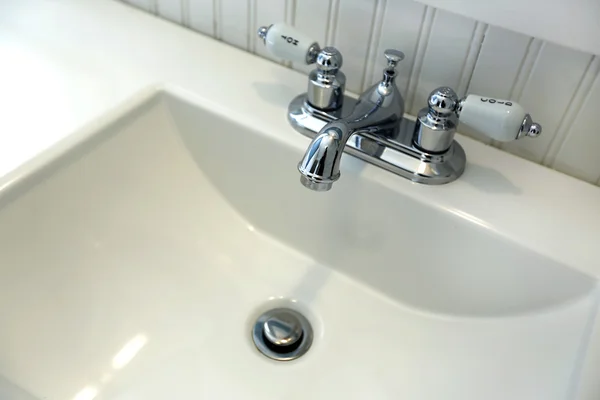 Meuble lavabo salle de bains. Vue rapprochée de l'évier — Photo