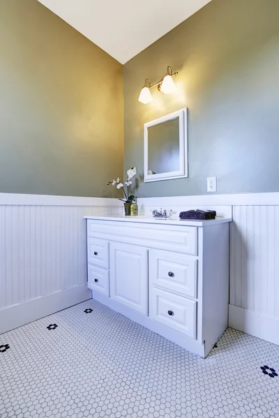 Koupelna roh s bílým marnost skříně — Stock fotografie