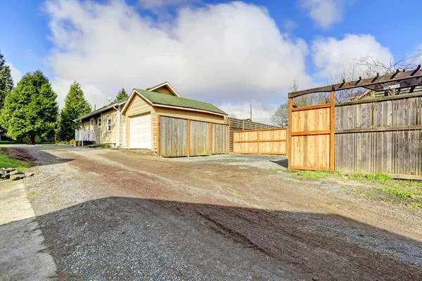 Gravel driveway with mud during early spring — Stock Photo, Image