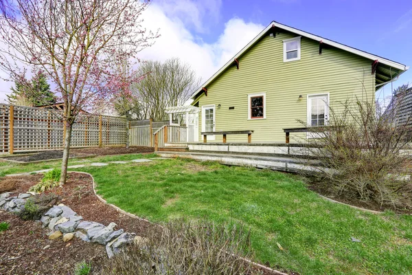 Maison arrière-cour avec terrasse et petit jardin — Photo