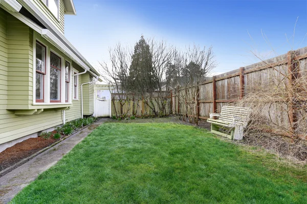 Small backyard with bench Early spring. — Stock Photo, Image