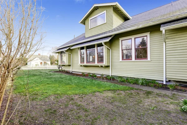 Backyard with flower bed during early spring. — Stock Photo, Image