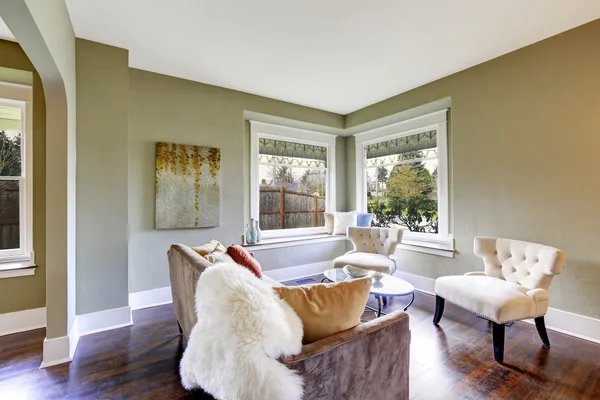 Wohnzimmereinrichtung mit klassischen weißen Stühlen — Stockfoto