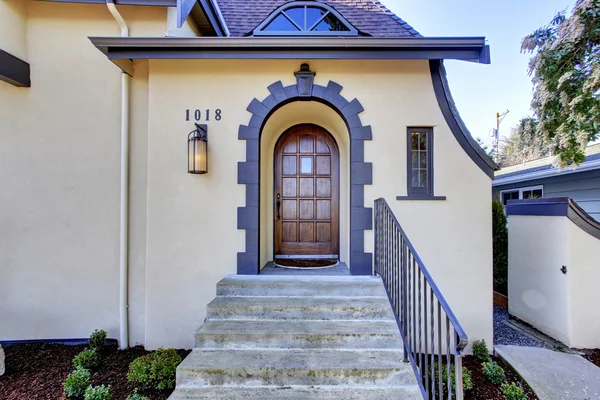 Englisch Tutor Haus außen. Eingangsportal mit Treppe — Stockfoto